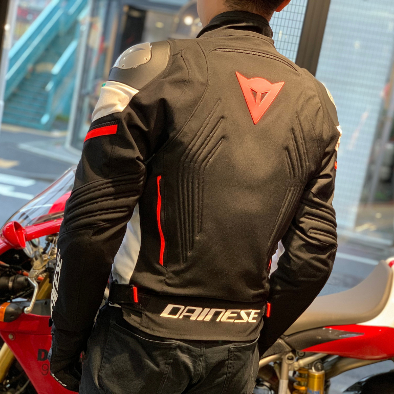 秋冬のライディングに妥協なきスポーティさを。”RACING 3 D-DRY® JACKET”